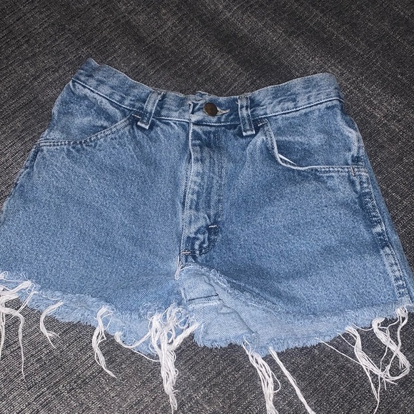 Super cute thrifted distressed shorts - Picture 2 of 4